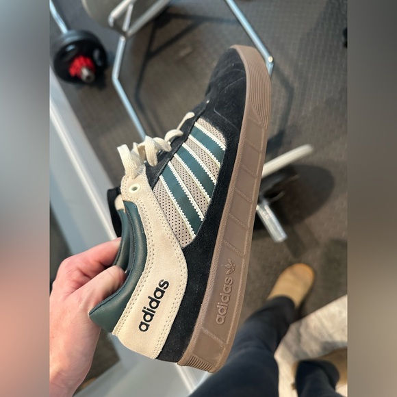 SALE💸💙💙Adidas skate boarding men’s black, green and cream. - Picture 12 of 16
